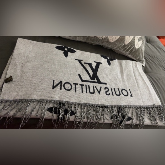 Authentic Louis Vittoun scarf - Picture 1 of 5